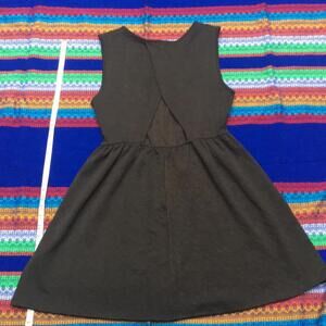 Finn & Clover Elegant Sleeveless Dress with Cutout Back